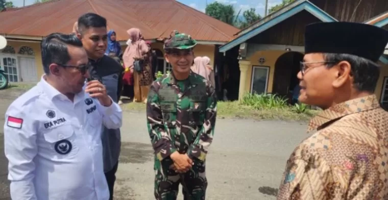 Bupati Tanahdatar, Eka Putra saat dialog dengan salah seorang tokoh masyarakat Nagari Andaleh kemarin. (dok : istimewa)