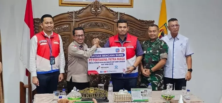 Executive General Manajer PT Pertamina Patra Niaga Regional Sumbagut Freddy Anwar menyerahkan bantuan kepada Bupati Tanahdatar Eka Putra di Posko Utama Penanganan Bencana di Indojolito Batusangkar, Selasa (14/5/2024) malam. Kominfo Tanah Datar