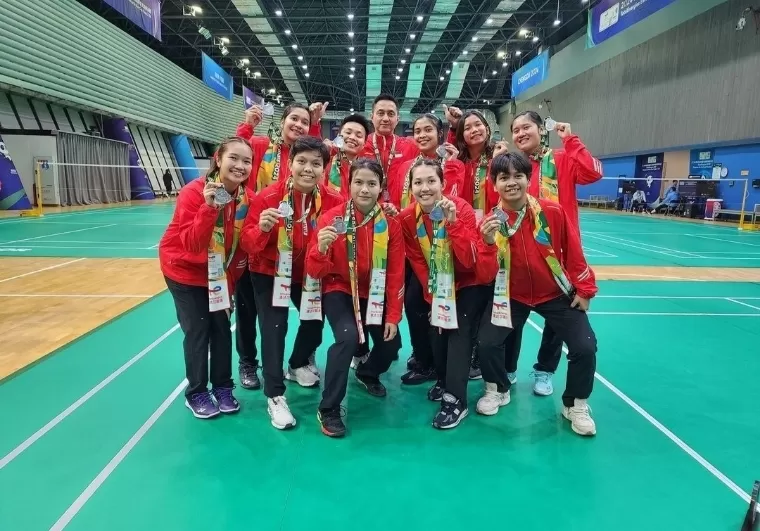 Kabid Binpres PBSI Ricky Soebagdja bersama tim Indonesia Piala Uber 2024. Instagram/@rickysoebagdja