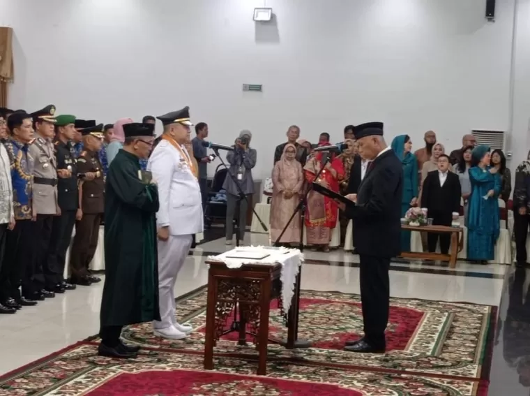 Gubernur Sumbar Mahyeldi Ansharullah melantik dan mengambil sumpah jabatan  Pj Wako Padang Andree Harmadi Algamar di Auditorium Gubernuran, Jumat (17/5/2024). Diskominfo Kota Padang