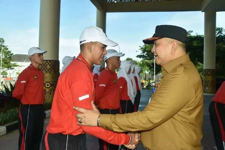 Plh Wako Padang Andree Algamar melepas 10 utusan calon paskibraka Kota Padang untuk mengikuti seleksi calon paskibraka tingkat Provinsi Sumatera Barat tahun 2024 di Balai Kota Padang, Selasa, (14/5/2024). Diskominfo Kota Padang