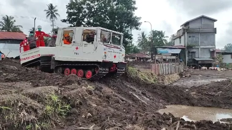 Alat berat Hagglunds dioperasikan khusus dalam lanjutan pencarian 10 korban hilang bencana banjir lahar dingin dan banjir bandang di Tanahdatar. Kominfo Tanah Datar