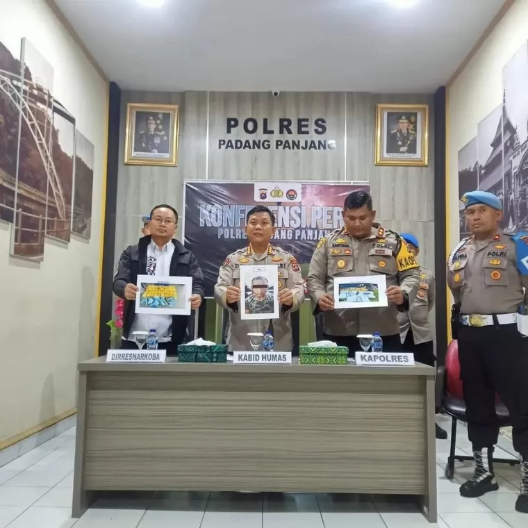 Kabid Humas Polda Sumbar Kombes Pol Dwi Sulistyawan saat konferensi pers di Mapolres Padang Panjang, Rabu (2/5) malam. IST