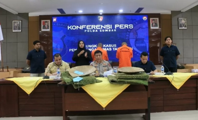Kabid Humas Polda Sumbar Kombes Pol Dwi Sulistyawan didampingi Dirreskrimsus Kombes Pol Alfian Nurnas memaparkan kronologi penangkapan penambang emas ilegal di Kabupaten  Solok. Humas Polda Sumbar