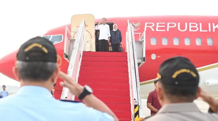 Presiden Jokowi bersama Ibu Iriana Joko Widodo bertolak menuju Sumbar menggunakan pesawat Kepresidenan di Pangkalan TNI AU Halim Perdanakusuma, Jakarta, Selasa, (21/5/2024 sekitar pukul 06.30 WIB. (dok : Sekretariat Presiden)