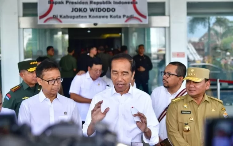 Presiden Jokowi memberikan keterangan pers di BLUD Rumah Sakit Konawe di Kabupaten Konawe, Sulawesi Tenggara pada Selasa (14/5/2024). BPMI Setpres