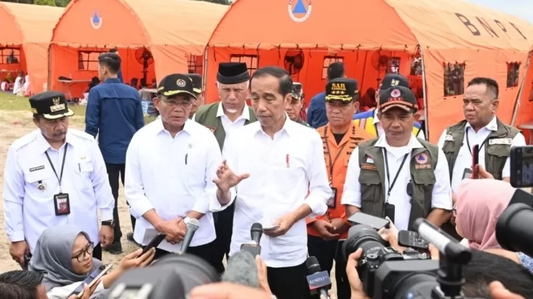 Presiden Joko Widodo menyampaikan keterangan di hadapan awak media di Kabupaten Agam, Selasa (21/5/2024). BPMI Setpres