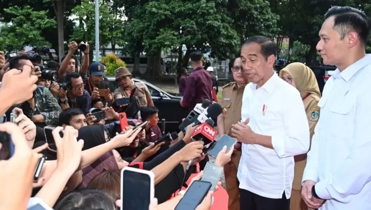 Presiden Joko Widodo menyampaikan keterangannya kepada awak media di GOR Tawang Alun, Kabupaten Banyuwangi, Jawa Timur. BPMI Setpres
