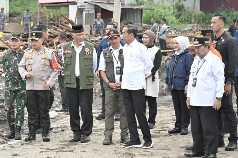 Presiden RI Joko Widodo (Jokowi) bersama Gubernur Sumbar Mahyeldi dan rombongan tinjau lokasi banjir bandang akibat lahar dingin Gunung Marapi di Kabupaten Agam, Selasa (21/5/2024). (dok : sumbarprov.go.id)