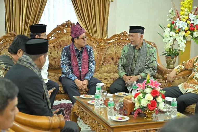 Gubernur Sumbar Mahyeldi Terima bantuan dari Ketua MA, Muhammad Syarifuddin untuk korban banjir lahan dingin di Sumbar, Kamis (30/5/2024). (dok : sumbarprov.go.id)