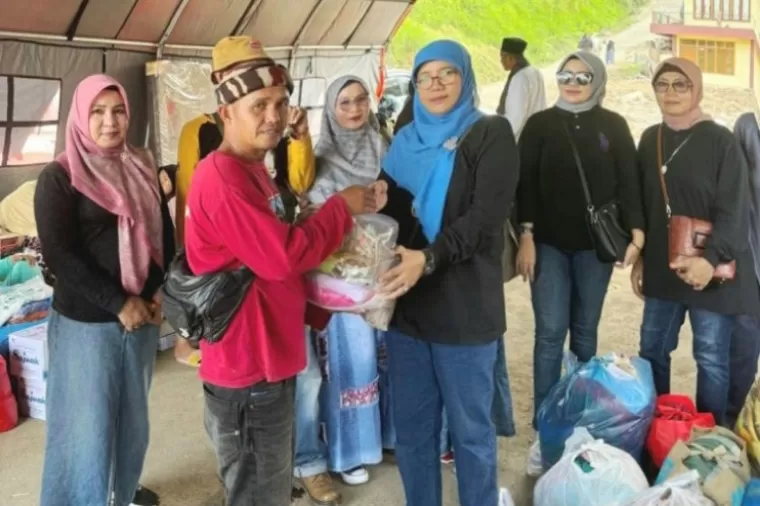 Sahabat Hukum Alumni Fakultas Hukum Universitas Bung Hatta (UBH) Padang, serahkan bantuan pada korban banjir bandang di Nagari Pandai Sikek, kemarin. (dok : istimewa)