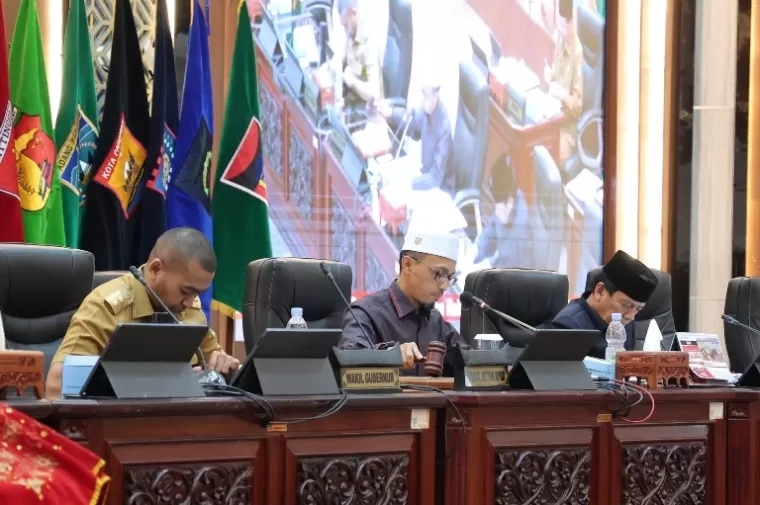 Wakil Ketua DPRD Sumbar, Irsyad Safar pimpin rapat paripurna dihadiri Wakil Gubernur Sumbar Audy Joinaly, Selasa (21/5/2024). (dok : humas dprd sumbar)