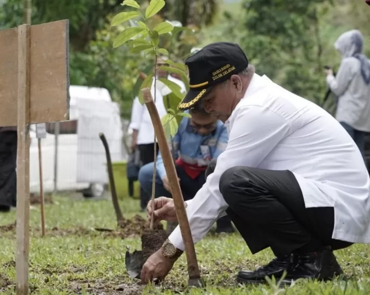 Staf Ahli Bupati yang juga Ketua Bidang Organisasi PMI Solok Selatan Dr H Novirman melakukan penanaman bibit pohon di Ponpes Darusshaleh Solsel. Humas Pemkab Solsel