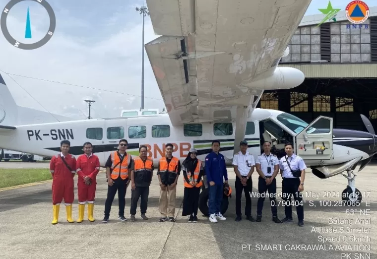 Tim Pendukung  Operasi Teknologi Modifikasi Cuaca (TMC) Sumatra Barat di Bandar Udara Minangkabau (15/5). (dok : bnpb)