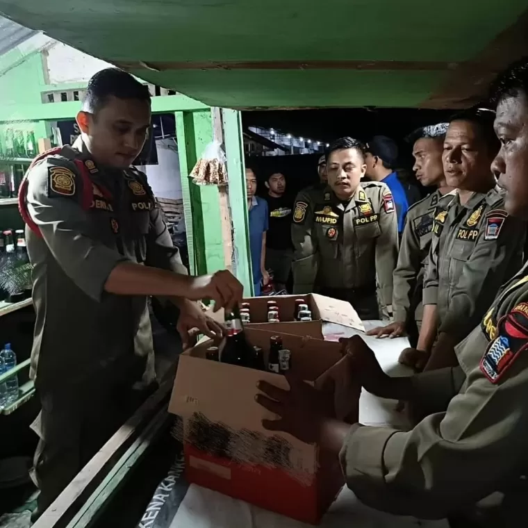 Tim gabungan amankan puluhan botol minuman beralkohol pada Jumat hingga Sabtu (11/5/2024) dini hari. Humas Satpol PP Kota Padang