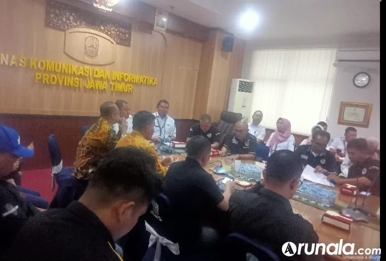 Kabid IKP Diskominfo Jatim, Putut Darmawan kepada rombongan JPS di Ruang Argopuro, Diskominfo Jatim di Surabaya, Rabu (29/5/2024). (dok : arunala.com)