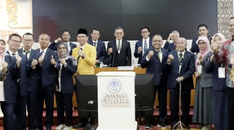 Rektor UNP Terpilih Krismadinata PhD bersama Ketua MWA Prof Dr Z Mawardi Effendi MPd, Dirjen Dikti Prof Dr rer nat Abdul Haris MSc, Rektor UNP Prof Ganefri Phd, Menteri ESDM Ir Arifin Tasrif dan anggota MWA. Humas UNP