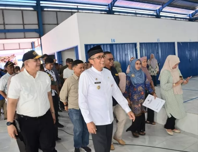 Wali Kota Padang Hendri Septa didampingi Sekko Padang Andree Algamar meninjau bangunan baru Pasar Ulakkarang usai peresmian, Minggu (12/5/2024). Diskominfo Kota Padang