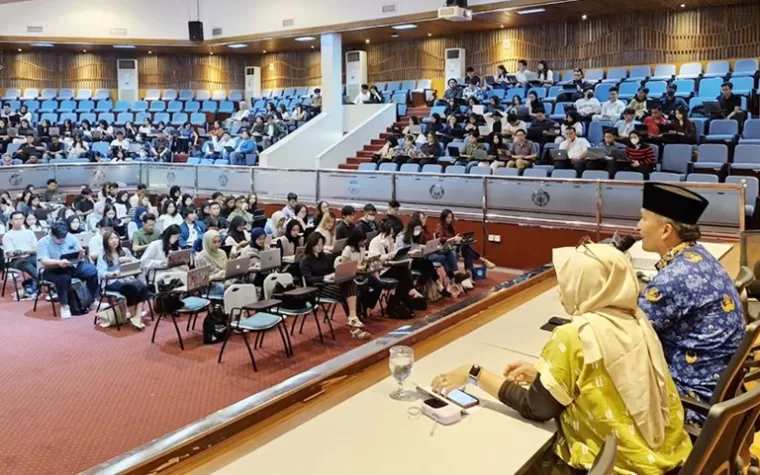 Pj Wali Kota Pariaman, Roberia saat berikan kuliah umum pada mahasiswa S1 dan S2, Fakultas Hukum Universitas Indonesia (FHUI) di Auditorium Djokosoetono, Kampus UI Depok, Senin (20/5/2024). (dok ; istimewa)