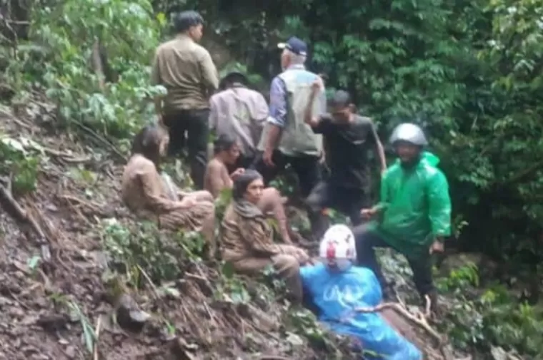 Terlihat Gubernur Sumbar, Mahyeldi turunin jurang membantu korban yang mobilnya terseret material longsor yang terjadi di ruas jalan Sitinjua Lauik, Minggu sore (12/5/2024). (dok : pemprovsumbar.go.id)