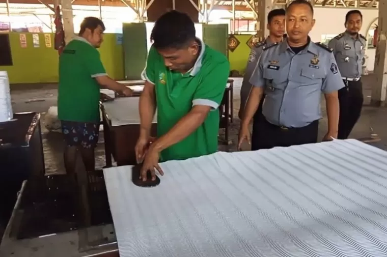 Warga binaan Lapas Muaro Padang sedang membuat sandal hotel yang telah dipesan sejumlah hotel berbintang di Sumbar. (dok : arunala.com)
