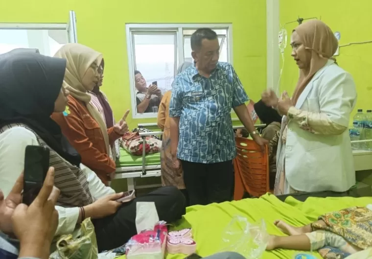 Bupati Pessel Rusman Yul Anwar saat menjenguk pasien yang terserang diare di Puskesmas Surantih, Sabtu malam (4/5/2024) kemarin. (Dok : diskominfo pessel)