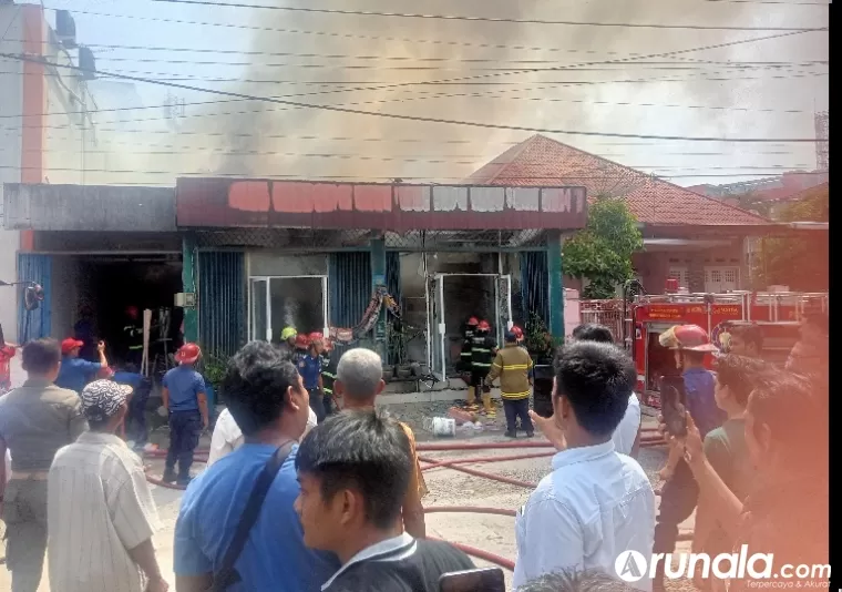 Petugas Damkar Kota Padang berusaha memadamkan api yang membakar satu unit rumah permanen di Jalan Pramuka 1 Kelurahan Lolong Belanti, Senin siang (20/5/2024). (dok : arunala.com)