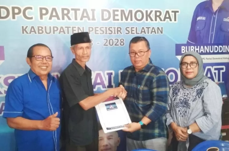 Sekkab Tanahdatar, Iqbal Rama Dipayana saat mendaftar di DPC Demokrat dan DPD Partai NasDem Pessel, Senin siang (6/5/2024). (Dok : Istimewa)