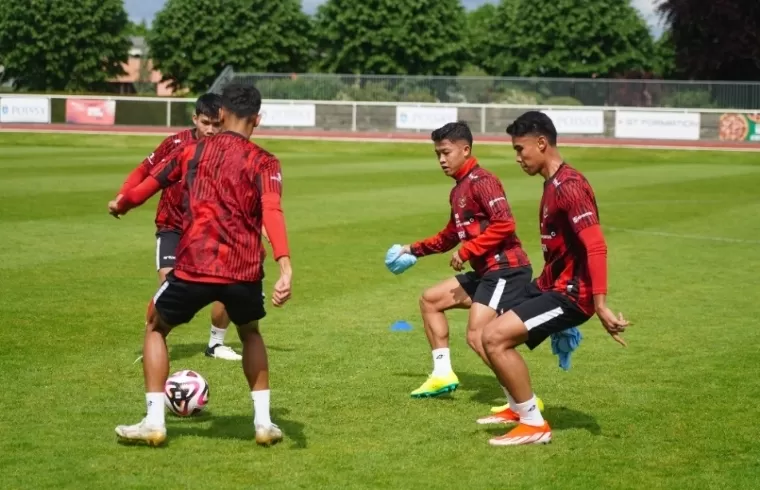 Sesi latihan Tim Garuda Muda di Stade Leo Lagrange, Besancon, Prancis. PSSI