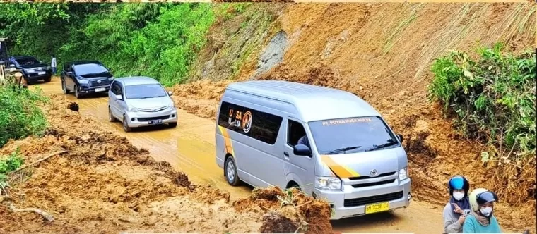 Jalur alternatif Malalak sudah bisa dilewati pasca-longsor melanda. Instagram/@bmcktr.provsumbar