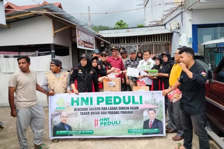 Anggota DPD RI asal dapil Sumbar, Muslim M Yatim bersama pihak PT HNI serahkan bantuan kepada para korban banjir bandang di salah satu tempat yang terdampak, Minggu (19/5/2024). (dok : istimewa)