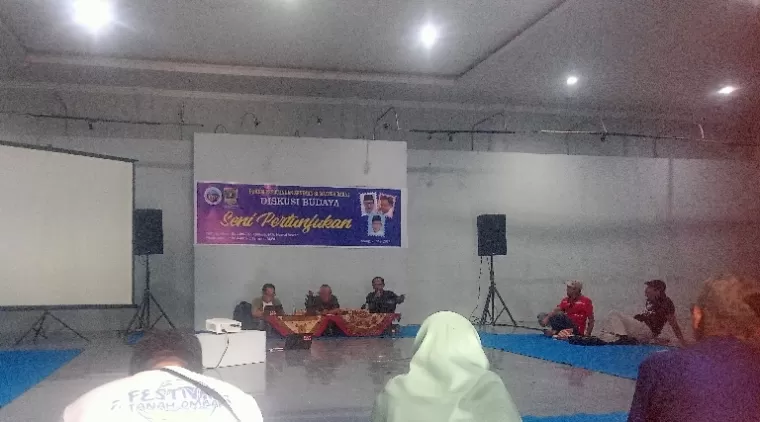 Para pembicara berikan paparan dalam diskusi budaya yang diadakan FPS Sumbar, di galeri seni rupa Taman Budaya Sumbar, Sabtu sore (25/5/2024). (dok : arunala.com)