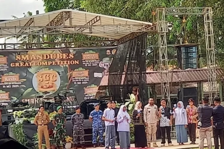 Wakil Gubernur Sumbar Audy Joinaldy bersama panitia digelaran 'Smandubes Great Competition 5' di SMA itu, Selasa (14/5/2024). (dok : istimewa)