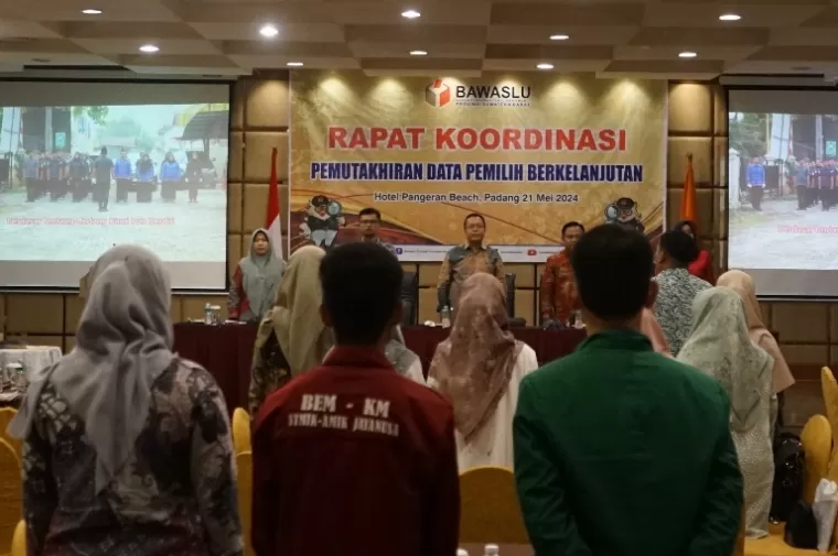 Ketua Bawaslu Sumbar, Alni saat membuka rakor bersama jajarannya di salah satu hotel di Padang, Selasa (21/5/2024). (dok : bawaslu sumbar)