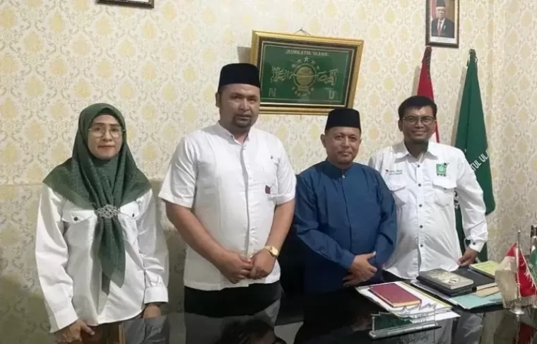 Ketua DPC PKB Kota Padang, Yusri Latif bersama pengurus DPC di ruang kerjanya beberapa waktu lalu. (Dok : Istimewa)