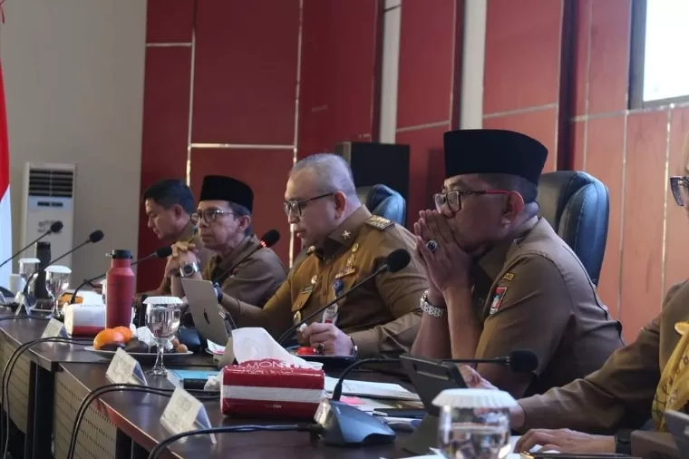 Pj Wako Padang Andree Algamar saat memimpin rapat staf bulanan di lingkungan Pemko Padang di Ruang Rapat Bagindo Aziz Chan, Balai Kota Padang, Senin (27/5/2024). Diskominfo Kota Padang
