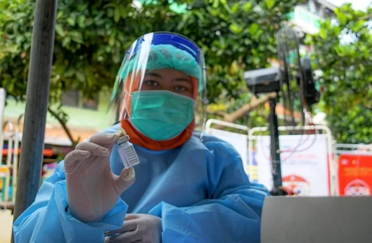 Petugas kesehatan memperlihatkan vaksin Covid-19. Dokumen Kementerian RI