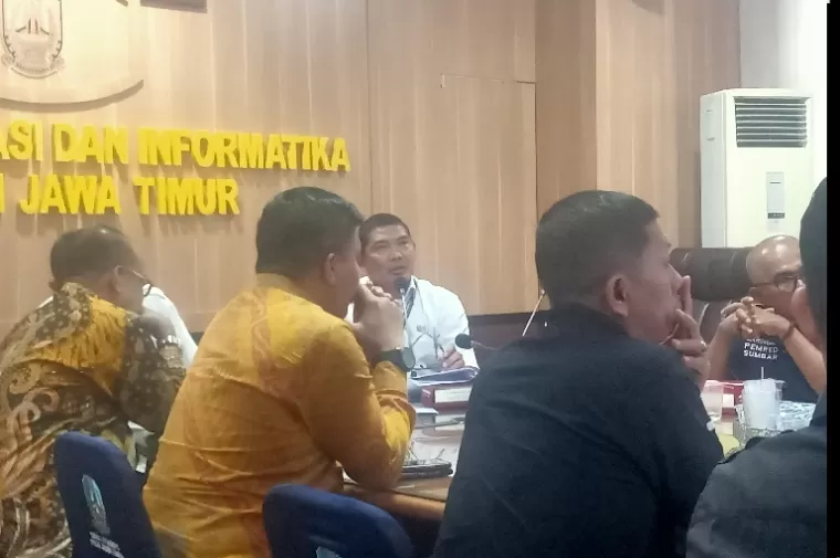 Kepala Bidang (Kabid) IKP Diskominfo Jatim, Putut Darmawan saat berikan paparan soal antisipasi hoax pada rombongan JPS Sumbar, di Kantor Diskominfo Jatim, Rabu (29/5/2024). (dok : arunala.com)