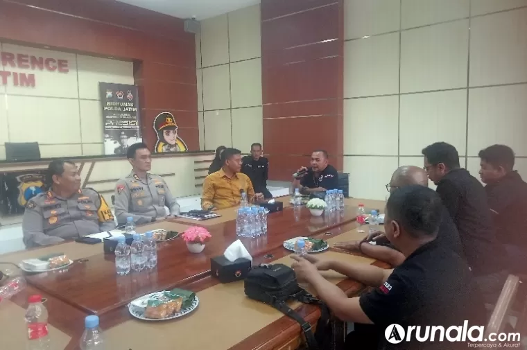 Pertemuan sejumlah wartawan dari JPS Sumbar dengan Kabid Humas Polda Jatim, Kombes Pol Dirwanto kemarin. (dok : arunala.com)