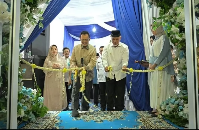Prosesi pengguntingan pita pertanda diresmikannya Tazkia Tours and Travel Cabang Padang, Rabu (28/5/2024). Humas Pemprov Sumbar