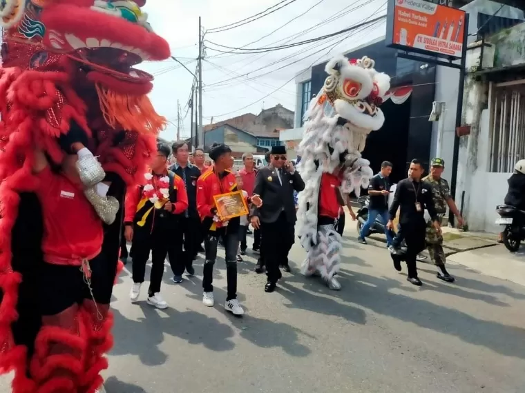 Pj Wali Kota Padang Andree Algamar saat menyambut kedatangan Tim Barongsai HBT yang menoreh prestasi juara 1 FOBI World Barongsai Championship 2024. Diskominfo Kota Padang