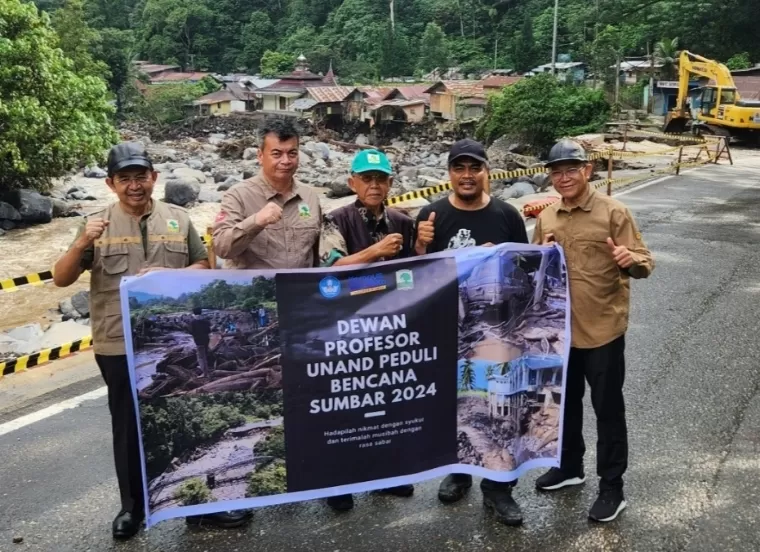 Wakil Ketua MWA Unand, Prof Werry Darta Taifur SE MA bersama Tim Tanggap Bencana saat turun lapangan ke kawasan Lembah Anai. IST