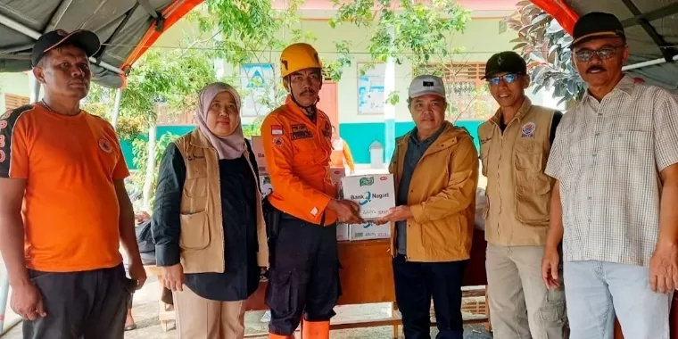 Pjs Komisaris Utama Bank Nagari Benni Warlis didampingi Pemimpin Bank Nagari Cabang Bukittinggi Tasman dan Pemimpin Bank Nagari Cabang Syariah Payakumbuh Fitri Bahreni menyerahkan bantuan di posko penanganan dampak bencana. IST