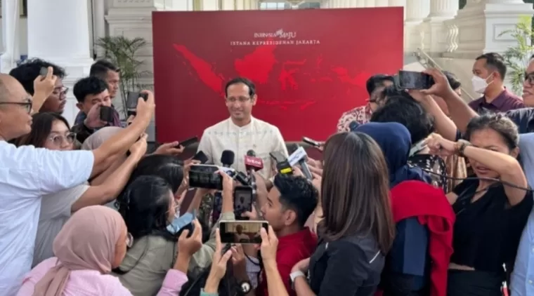 Mendikbudristek Nadiem Makarim diwawancarai awak media usai bertemu Presiden Joko Widodo di Istana Merdeka, Jakarta pada Senin (27/5/2024). Humas Kemendikbudristek