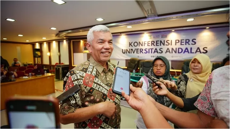 Wakil Rektor I Unand Prof Dr Syukri Arief MEng saat diwawancara awak media, Rabu (22/5/2024). Humas Unand