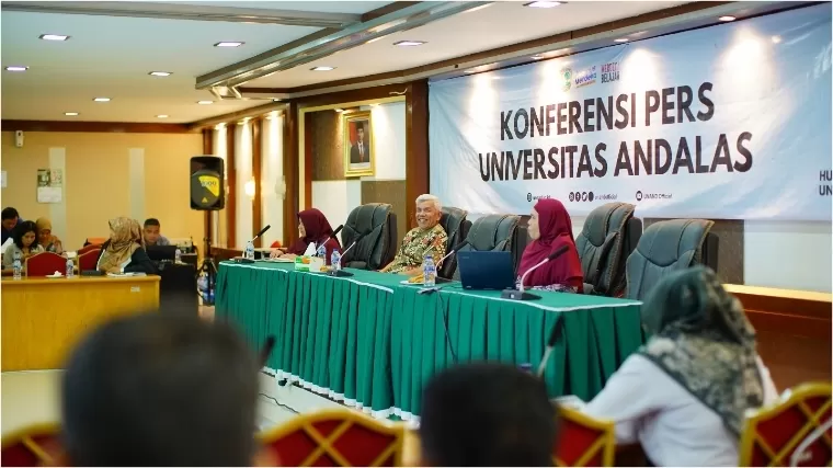 Wakil Rektor I Unand Prof Dr Syukri Arief MEng didampingi Direktur Pendidikan dan Pembelajaran dr Nur Afrainin Syah MMed Ed PhD dan Kepala Hamas Dr Ernita Arif MSi saat Konferensi Pers SIMA Unand, Rabu (22/5/2024). Humas Unand