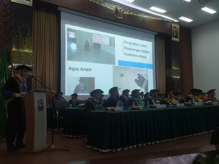 Prof Dr Eng Ir Muhammad Ilhamdi Rusydi ST MT saat orasi ilmiah pada Pengukuhan Guru Besar Fakultas Teknik di Convention Hall Unand, Sabtu (18/5/2024). IST
