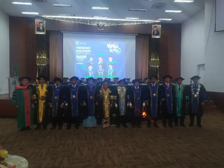 Rektor Unand Efa Yonnedi PhD, Ketua Dewan Profesor Prof apt Marlina Ph D, Ketua SAU Unand Prof Dr Syafrizal Sy, Dekan Fakultas Teknik Prof Ikhwana Elfitri PhD, Profesor Tamu Prof Minoru Sasaki dan enam Guru Besar. IST