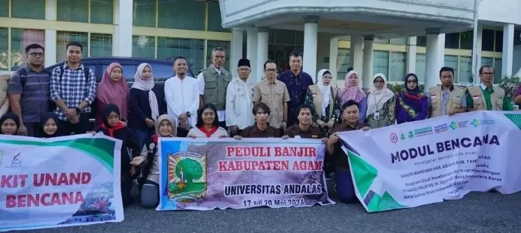 Rektor Unand Efa Yonnedi PhD, Wakil Rektor IV, Ketua LPPM, Dekan Fakultas Kedokteran dan Direktur Rumah Sakit Universitas Andalas melepas sejumlah tim yang akan berangkat ke lokasi bencana di Fakultas Kedokteran Jati, Jumat (17/5/2024). Humas Unand
