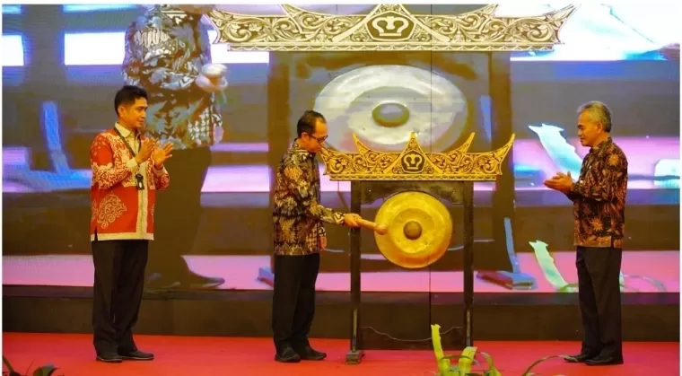 Rektor Universitas Andalas Efa Yonnedi PhD memukul gong pertanda diresmikannya Sidang Paripurna Majelis Senat Akademik Perguruan Tinggi Negeri Berbadan Hukum, Jumat (31/5/2024). Humas Unand